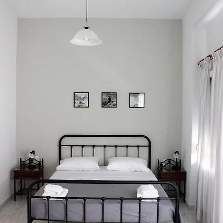 Delfini * Adamantas (Milos)