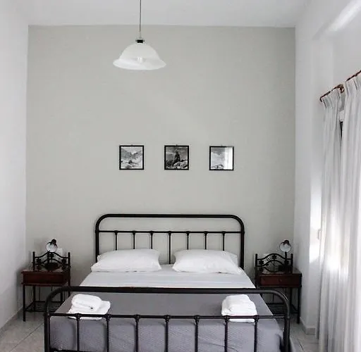 Delfini * Adamantas (Milos)